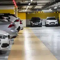 1-mefiez-vous-des-parkings-prives-proches-des-aeroports-une-economie-a-quel-prix
