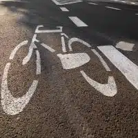 1-la-revolution-des-mobilites-douces-une-bande-cyclable-obligatoire-sur-les-autoroutes-francaises-d-ici-2026