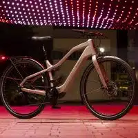 1-le-velo-urbain-reinvente-le-premier-modele-electrique-equipe-du-moteur-dji