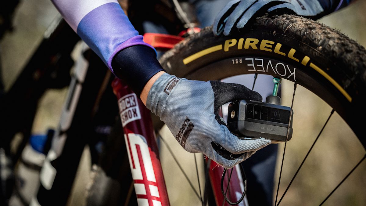 trek-innove-avec-la-pompe-electrique-air-rush-la-solution-nomade-pour-gonfler-tous-les-pneus