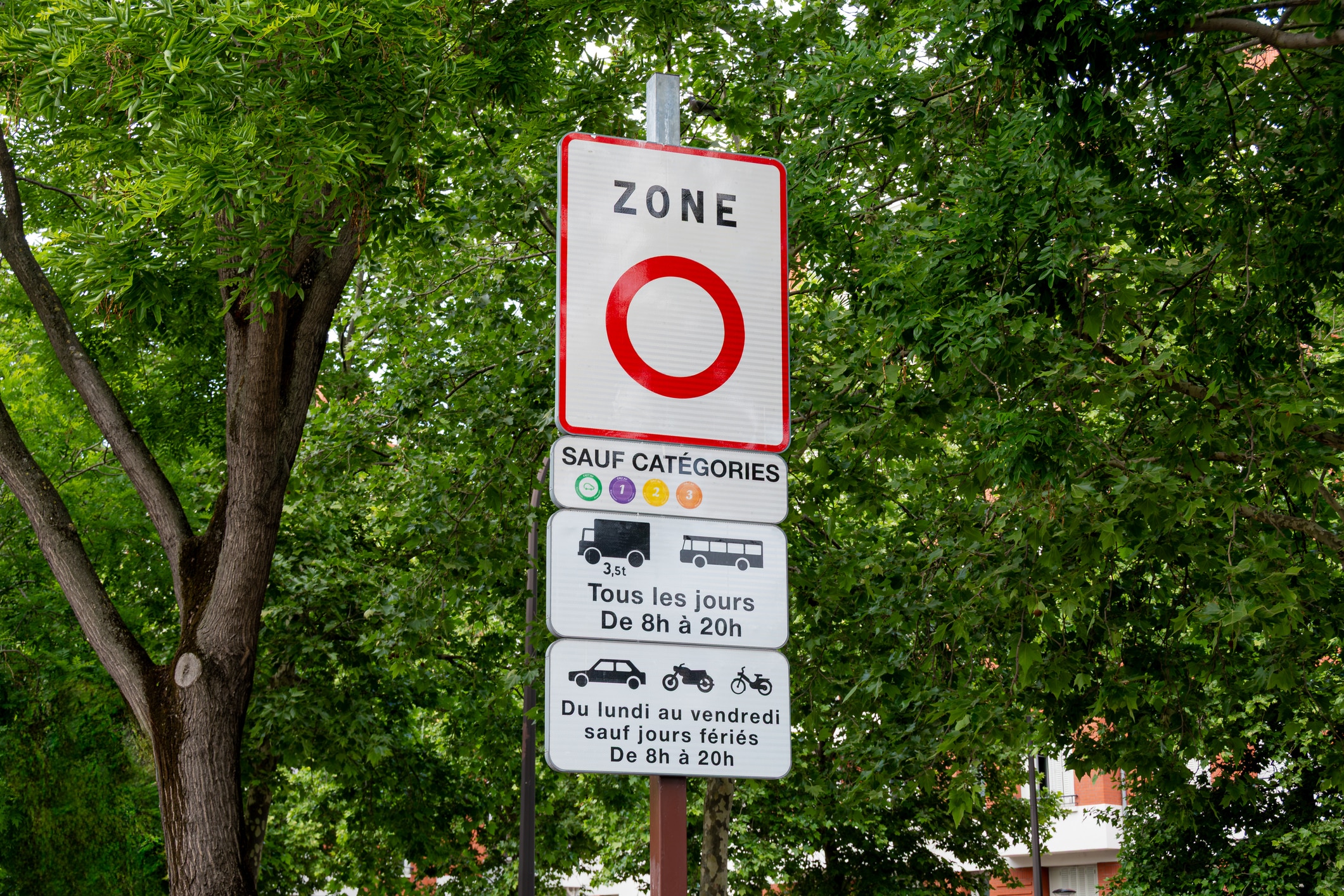 les-zones-a-faibles-emissions-pourquoi-leur-suppression-suscite-t-elle-la-controverse