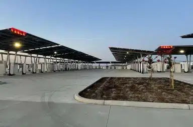 1-comment-la-station-oasis-revolutionne-la-recharge-tesla-avec-168-bornes-solaires-100-autonomes
