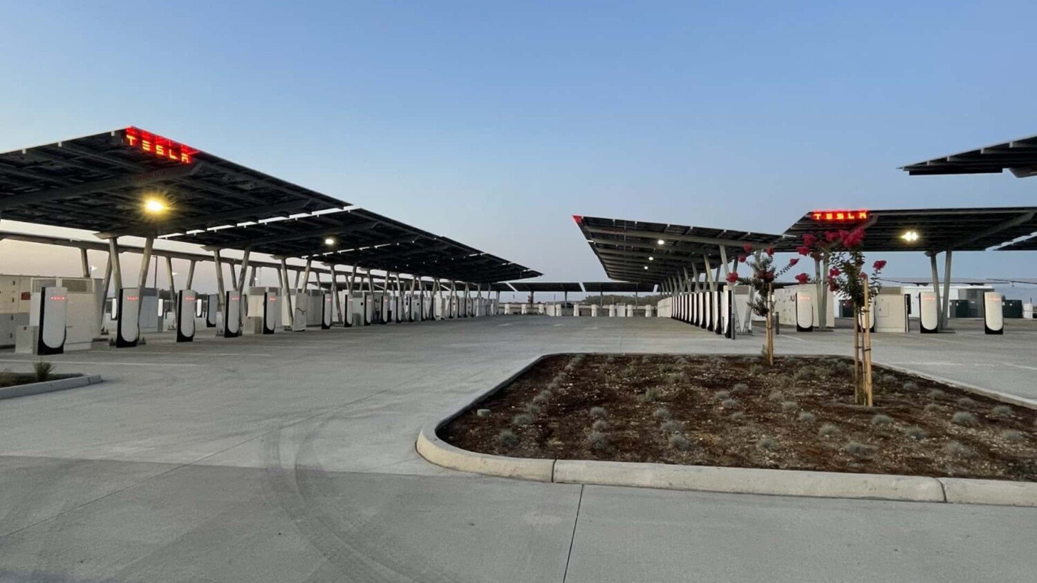 comment-la-station-oasis-revolutionne-la-recharge-tesla-avec-168-bornes-solaires-100-autonomes