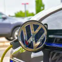 1-https://levelo-urbain.fr/volkswagen-mise-sur-l-electrique-a-prix-serre-face-a-la-vague-chinoise/