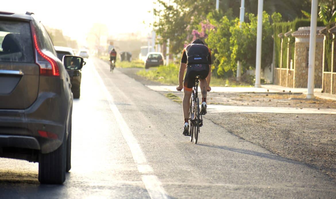 2-rouler-a-velo-cote-a-cote-regles-droits-et-astuces-pour-une-circulation-harmonieuse