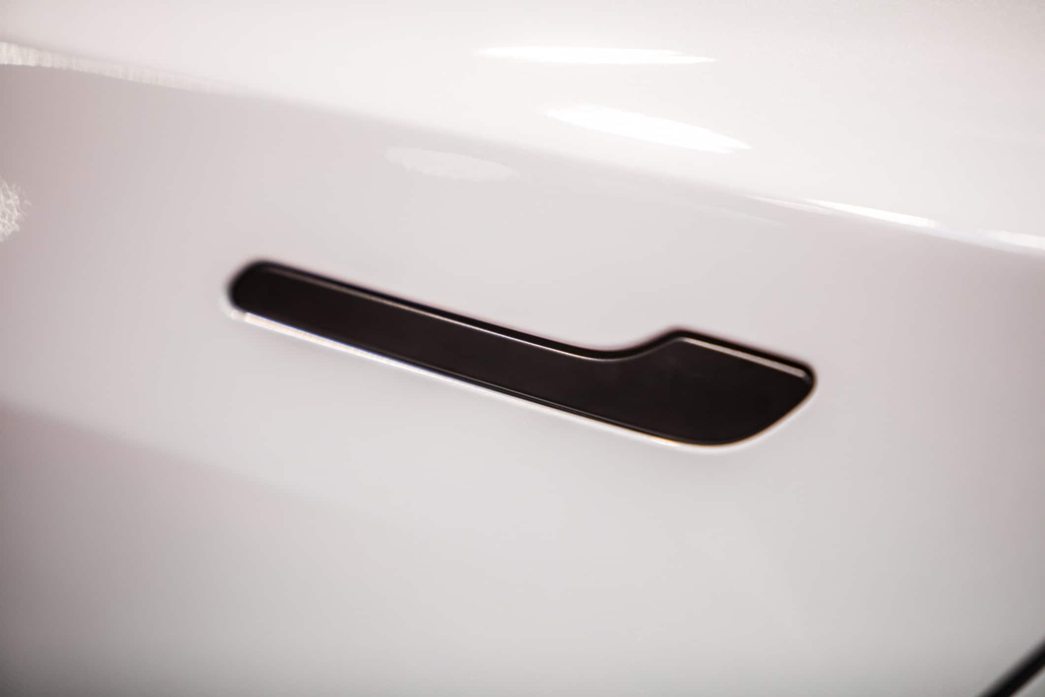 poignees-de-porte-tesla-model-y-la-nhtsa-enquete-sur-des-defaillances-preoccupantes