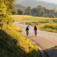 1-rouler-a-velo-cote-a-cote-regles-droits-et-astuces-pour-une-circulation-harmonieuse