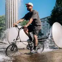 1-brompton-surprend-avec-son-velo-electrique-pliable-ultra-leger-innovation-et-agilite