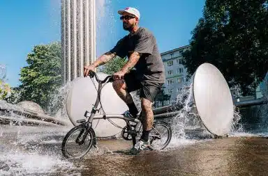 1-brompton-surprend-avec-son-velo-electrique-pliable-ultra-leger-innovation-et-agilite