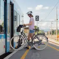1-un-etat-australien-distingue-les-velos-electriques-a-risque-une-approche-nuancee-dans-les-trains