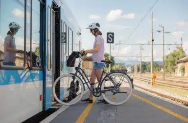 1-un-etat-australien-distingue-les-velos-electriques-a-risque-une-approche-nuancee-dans-les-trains