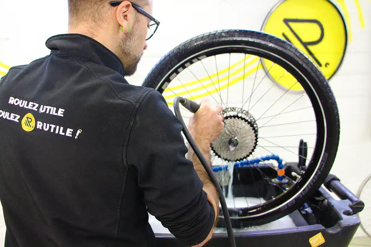 les-vieux-velos-electriques-retrouvent-une-seconde-jeunesse-chez-rutile-bike