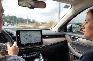 1-nouveaux-widgets-et-navigation-amelioree-android-auto-innove-pour-une-conduite-connectee