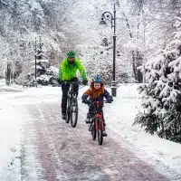 1-sequiper-pour-pedaler-au-chaud-vetements-et-accessoires-indispensables-de-lhiver