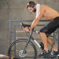 1-Un technicien ajustant un vélo sur un home trainer