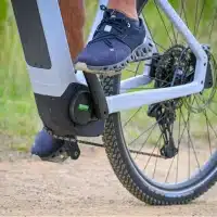 Moteur de vélo électrique Ananda intégré au pédalier d’un VTT électrique, illustrant une motorisation puissante et compacte pour usage tout-terrain.