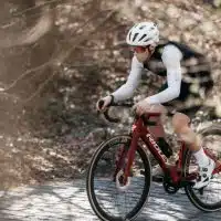 Vélo de route électrique Ridley E-Noah avec moteur TQ HPR40 intégré, design aérodynamique et assistance discrète.