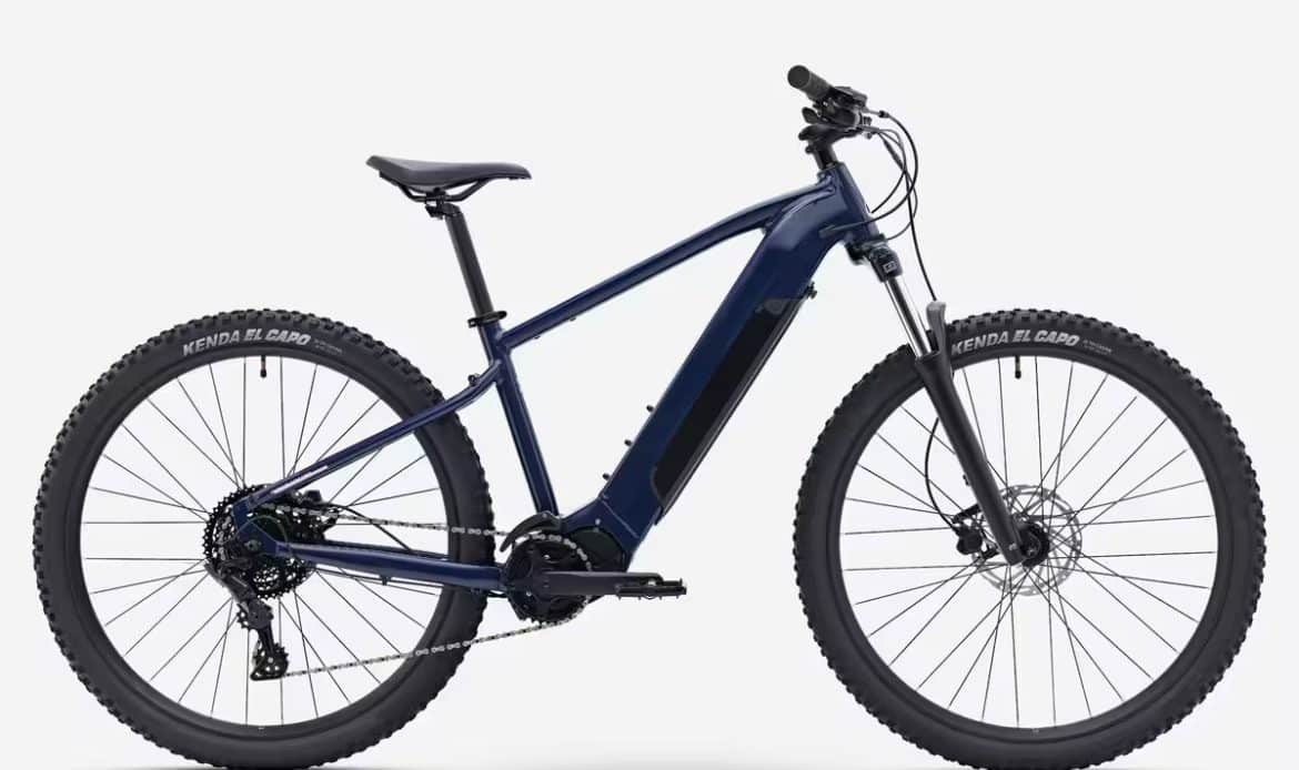 Vue complète du VTT électrique Rockrider E-EXPL 140 de Decathlon, équipé de roues de 29 pouces.