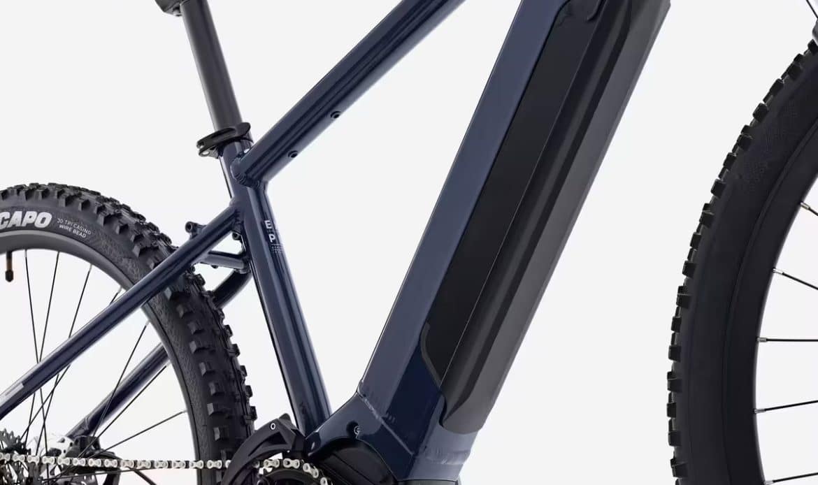 Cadre du VTT électrique Rockrider E-EXPL 140 intégrant le moteur central Vision et la batterie amovible.