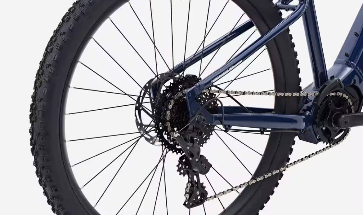 Roue arrière du VTT électrique Rockrider E-EXPL 140 avec transmission et frein à disque hydraulique.