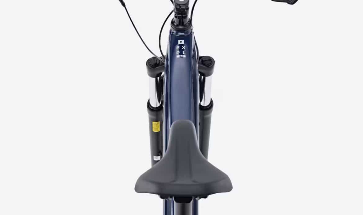 Poste de pilotage du Rockrider E-EXPL 140 avec écran de contrôle et guidon du VTT électrique.