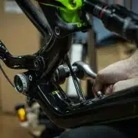 Cadre de vélo en cours d’assemblage dans un atelier artisanal, illustrant le travail minutieux du cadreur.