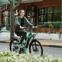 Femme circulant à vélo électrique en milieu urbain, illustrant les enjeux de sécurité et de réglementation des déplacements à vélo en ville.
