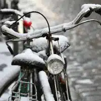 1-velo-sous-la-neige-a-paris-astuces-et-strategies-pour-pedaler-en-toute-securite