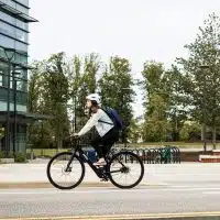 Cycliste circulant à vélo électrique en milieu urbain, illustrant l’usage quotidien de ce mode de transport en ville.