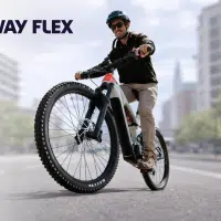 Cycliste roulant sur un vélo électrique reconditionné dans un environnement urbain, illustrant l’offre d’abonnement flexible UpwayFlex avec assurance et entretien inclus.