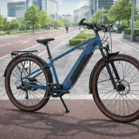VTC électrique Decathlon E-EXPL 100 LTD posé sur une piste cyclable urbaine, illustrant un vélo électrique tout chemin adapté aux trajets quotidiens en ville.