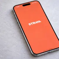 Écran d’accueil de l’application Strava sur smartphone, illustrant le renforcement des contrôles et la suppression de millions d’activités cyclistes frauduleuses.