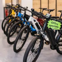 Vélos électriques exposés en magasin avec une étiquette “offre spéciale”, illustrant la baisse des prix en Europe.