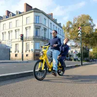 Deux personnes circulant à vélo urbain sur une piste cyclable à Nantes, illustrant les nouveaux usages de la mobilité douce en ville.