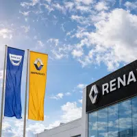 Façade d’une concession Renault avec drapeaux Renault, Dacia et Alpine, illustrant l’offre du groupe automobile en Europe.