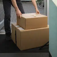 Livraison d’un colis après un achat de vélo électrique en ligne