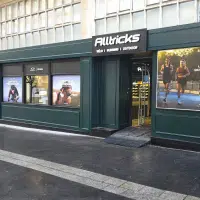 Boutique Alltricks à Paris dédiée au vélo urbain avec vitrine et entrée du magasin