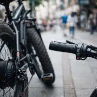Fat bike électrique en milieu urbain avec moteur puissant illustrant les vélos électriques non conformes