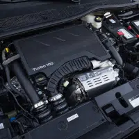 Compartiment moteur Peugeot avec moteur essence Turbo 100 installé sur une Peugeot 208