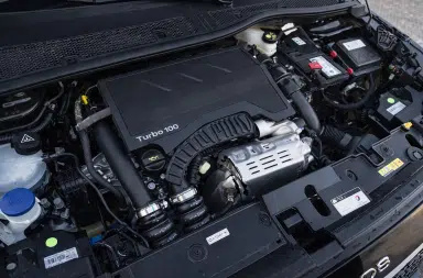 Compartiment moteur Peugeot avec moteur essence Turbo 100 installé sur une Peugeot 208