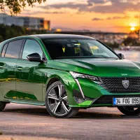 Voiture Peugeot moderne symbolisant la nouvelle stratégie du constructeur en Europe