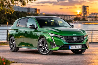 Voiture Peugeot moderne symbolisant la nouvelle stratégie du constructeur en Europe