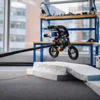 Robot vélo en train de sauter dans un laboratoire illustrant les avancées en robotique et mobilité autonome
