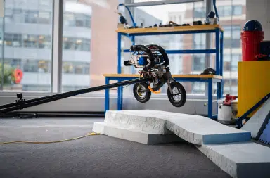 Robot vélo en train de sauter dans un laboratoire illustrant les avancées en robotique et mobilité autonome