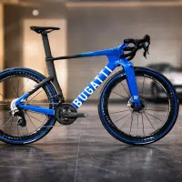 Vélo Bugatti en carbone exposé dans un showroom haut de gamme avec éclairage premium