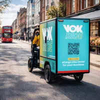 Vélo cargo électrique circulant dans une rue de Londres pour la livraison urbaine