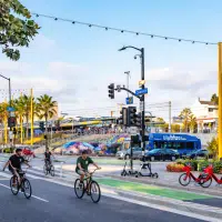 Cyclistes et vélos électriques circulant dans une rue urbaine en Californie où la réglementation des VAE évolue