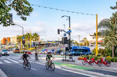 Cyclistes et vélos électriques circulant dans une rue urbaine en Californie où la réglementation des VAE évolue