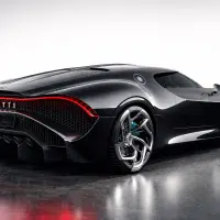 Bugatti La Voiture Noire exposée en studio avec finition carbone noir brillant et éclairage lumineux