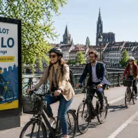 Salariés à vélo sur une piste cyclable à Strasbourg pendant le challenge Au boulot à vélo